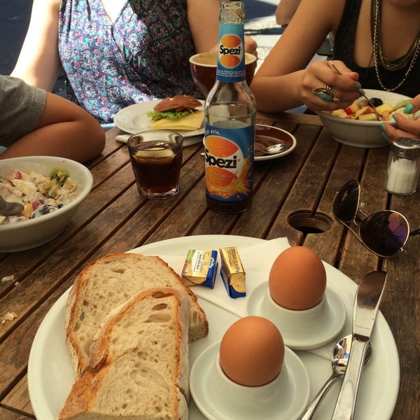 7/19/2014 tarihinde Oliver M.ziyaretçi tarafından Café Moulu'de çekilen fotoğraf