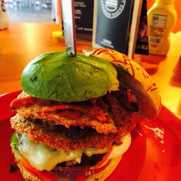 รูปภาพถ่ายที่ The Burger Laboratory โดย Genesis G. เมื่อ 3/29/2015