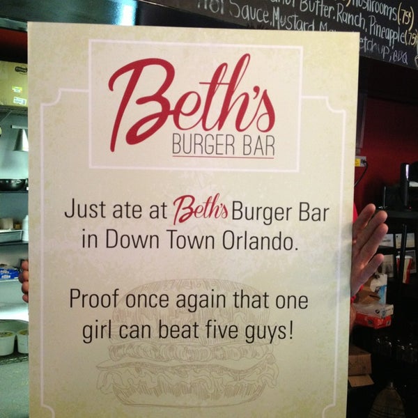 Photo prise au Beth&#39;s Burger Bar par Mandi I. le3/28/2013
