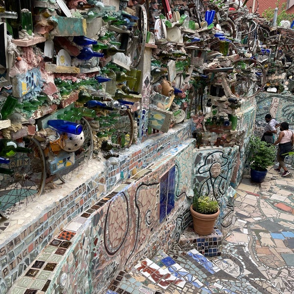 Снимок сделан в Philadelphia&#39;s Magic Gardens пользователем Mahsa A. 6/17/2022