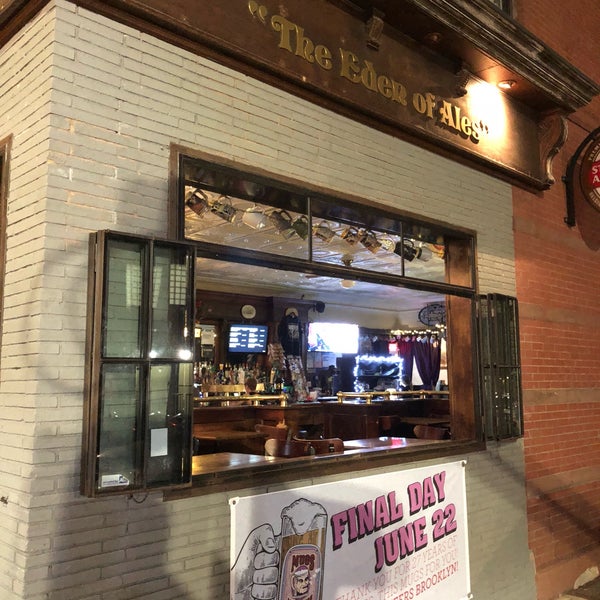 Mugs Ale House (Now Closed) Pub in Williamsburg