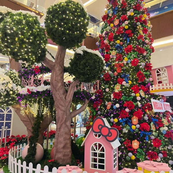 Photo taken at Pacific Place by ♡ Donna ♡. on 12/24/2022