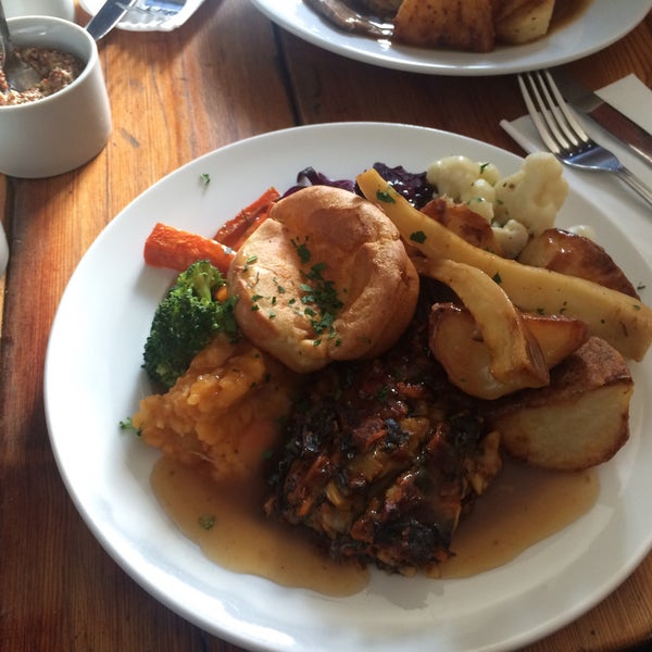 Best Sunday roast I have ever had in England! They even had 3 different veggie options when usually you only get one! Big portions and good prices. Friendly staff and great atmosphere. Loved it!!!!