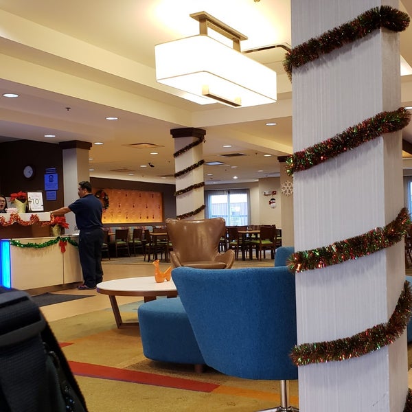 12/23/2018 tarihinde Alice K.ziyaretçi tarafından Fairfield Inn &amp; Suites by Marriott Newark Liberty International Airport'de çekilen fotoğraf