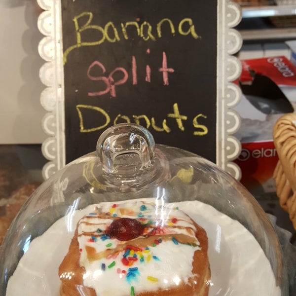 Photo taken at Sweetwater&#39;s Donut Mill by Alice K. on 6/1/2018