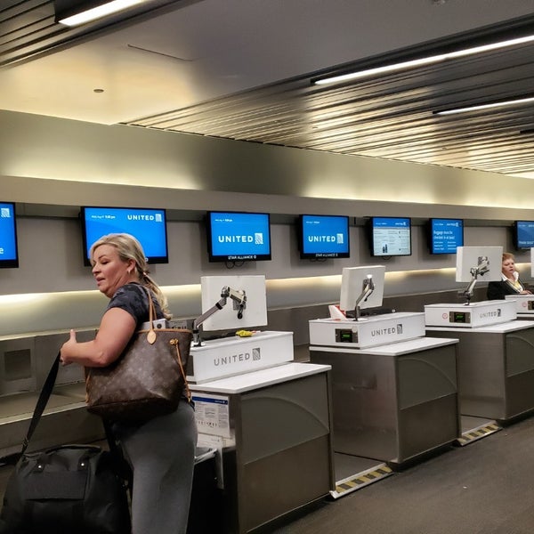 United Airlines Premier Access Counter 4 tips