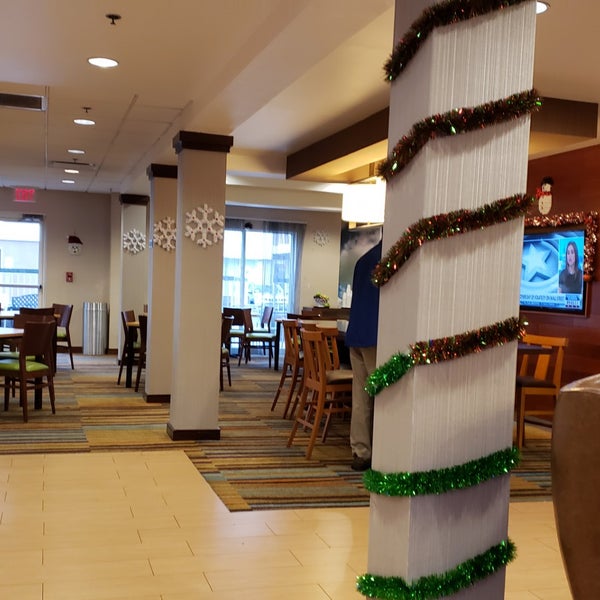 12/21/2018 tarihinde Alice K.ziyaretçi tarafından Fairfield Inn &amp; Suites by Marriott Newark Liberty International Airport'de çekilen fotoğraf