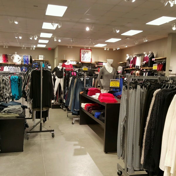 Fotos en Express Factory Outlet - Tienda de ropa en Byron Center