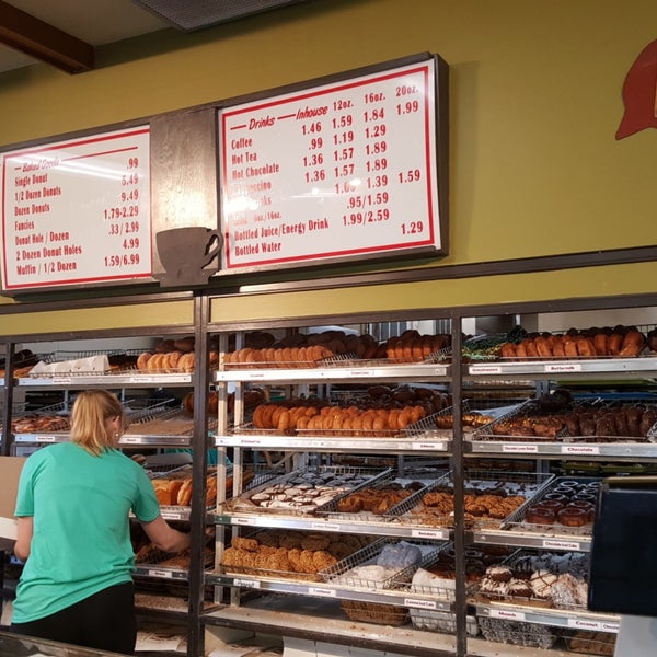 Photo taken at Sweetwater&#39;s Donut Mill by Alice K. on 6/1/2018