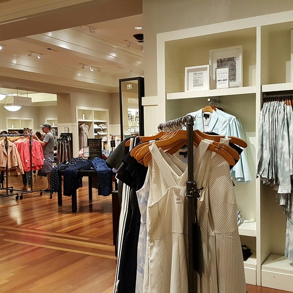 banana republic galleria hours