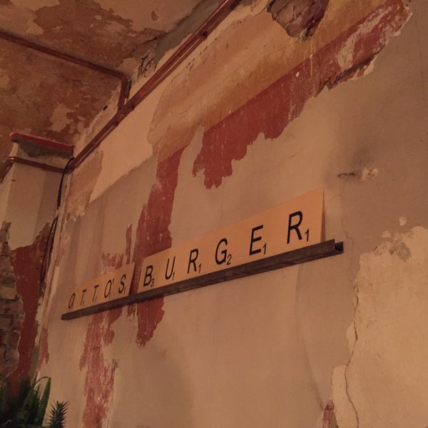 Foto tirada no(a) Otto&#39;s Burger por Christian K. em 12/10/2015