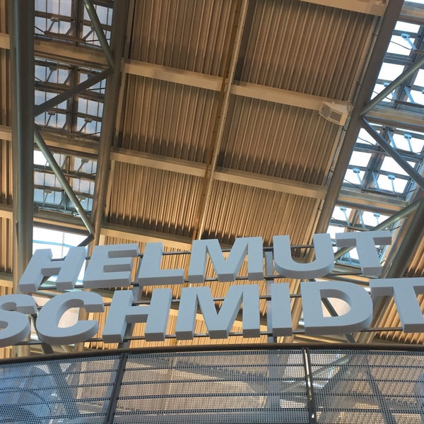 3/24/2017 tarihinde Frederik D.ziyaretçi tarafından Hamburg Havalimanı Helmut Schmidt (HAM)'de çekilen fotoğraf