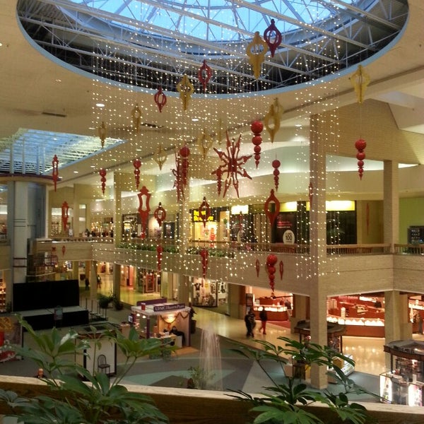Foto tomada en Century III Mall  por Rashad el 12/20/2013