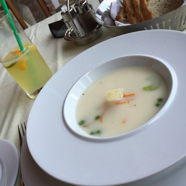 Очень вкусный холодный томатный суп. В жару бесподобный вариант. Порция салата Цезарь большая и с огромными кусками курицы. Вкусно.