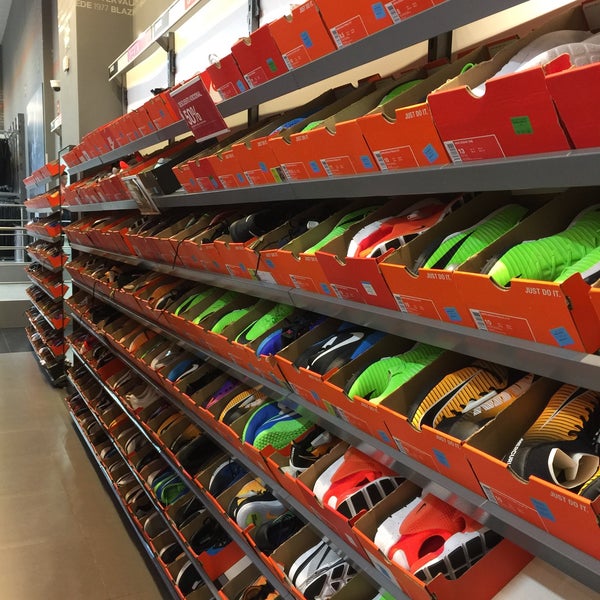 Nike Store - Venta al por de artículos en Boca Rio