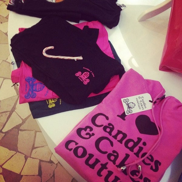 Photo prise au Candies &amp; Cakes Couture par Pierlorenzo B. le2/21/2014
