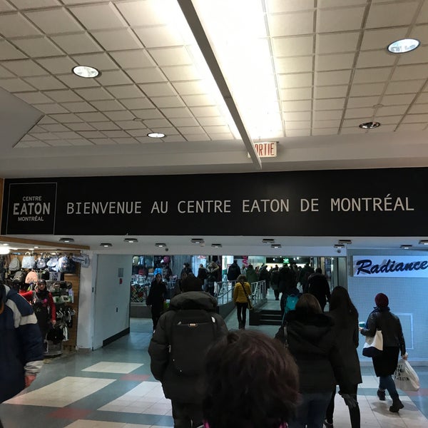 Foto diambil di Le Centre Eaton de Montreal oleh C.Y. L. pada 11/21/2018