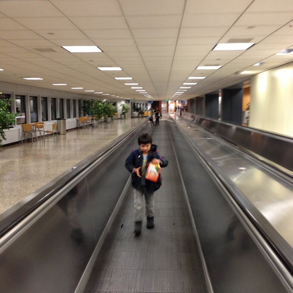 Foto diambil di Salt Lake City International Airport (SLC) oleh C.Y. L. pada 4/21/2013