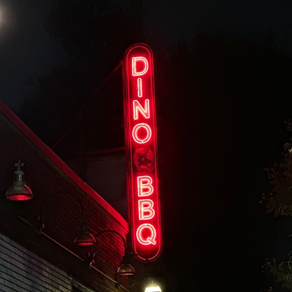 Foto tirada no(a) Dinosaur Bar-B-Que por C.Y. L. em 8/21/2023