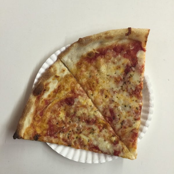 Foto diambil di Slices Pizza by Tony oleh Andrew N. pada 11/5/2014