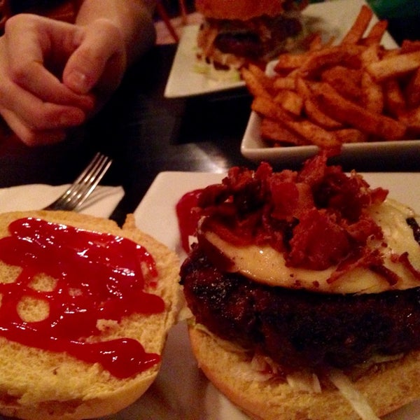 รูปภาพถ่ายที่ The Burger Bistro โดย Maggie M. เมื่อ 9/28/2014