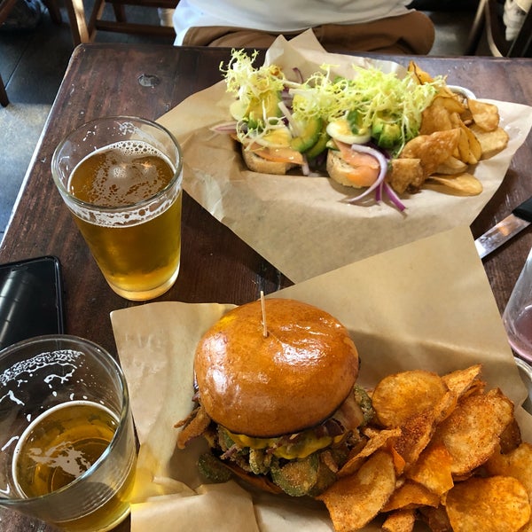 The best burger I’ve tried so far in the US. Visit this place, it’s worth it!