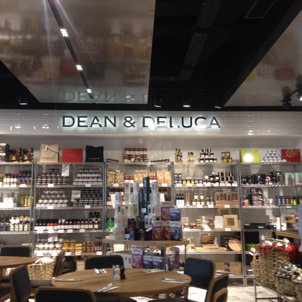 รูปภาพถ่ายที่ Dean &amp; Deluca โดย Senel S. เมื่อ 10/5/2013