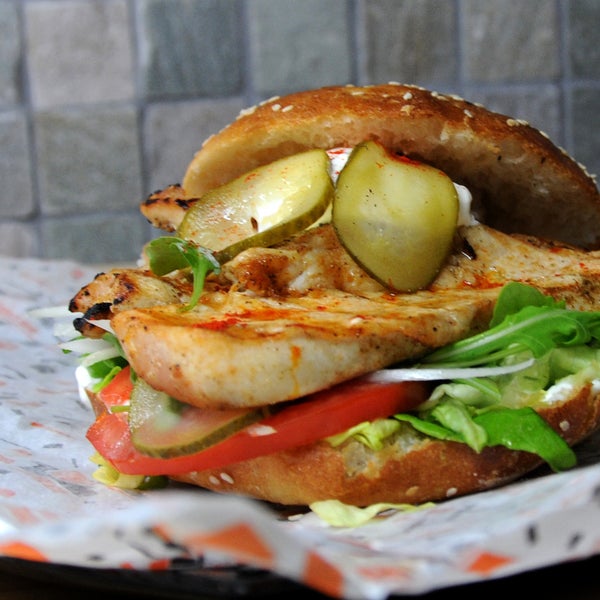 Si te gustan los pollos bien montados, ¡tu hamburguesa es La del Corral! Hecha de jugoso pollo de corral marinado, pepinillo, rúcula, tomate, lechuga francesa, cebolla y nuestra salsa “La Tropa”.