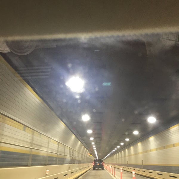 Снимок сделан в Hugh L. Carey Tunnel пользователем Ckl O K. 8/6/2017