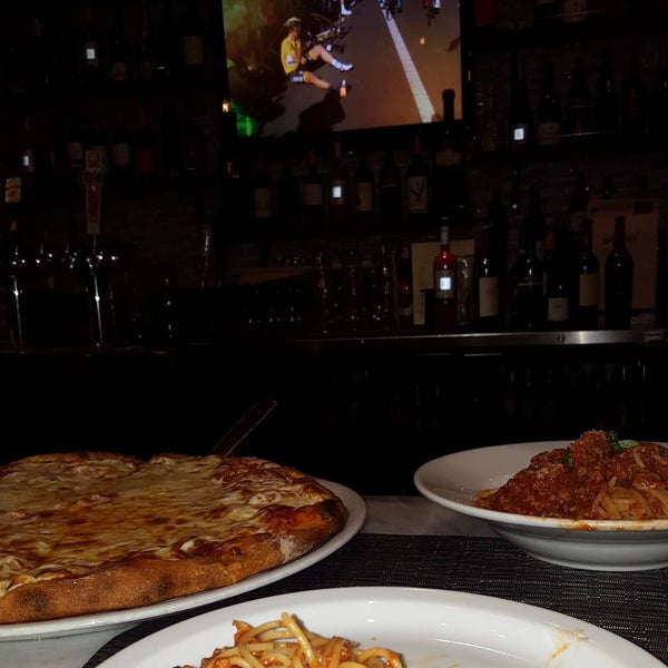 Das Foto wurde bei Pizzo&#39;s Pizzeria and Wine Bar von Boysan F. am 7/16/2015 aufgenommen