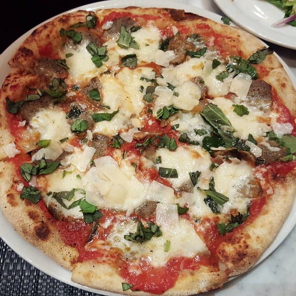 Das Foto wurde bei Pizzo&#39;s Pizzeria and Wine Bar von Boysan F. am 10/26/2015 aufgenommen