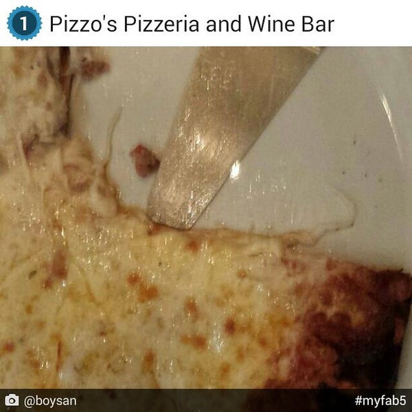 Foto scattata a Pizzo&#39;s Pizzeria and Wine Bar da Boysan F. il 4/9/2015