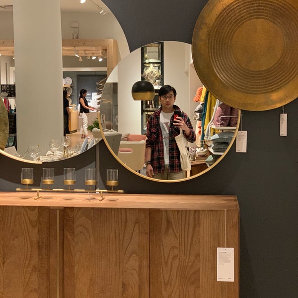 Photo taken at Crate &amp; Barrel by Heart B. on 9/9/2019
