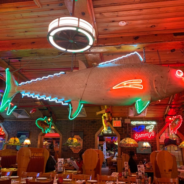 Снимок сделан в Sammy&#39;s Fish Box Restaurant пользователем Heart B. 1/8/2020