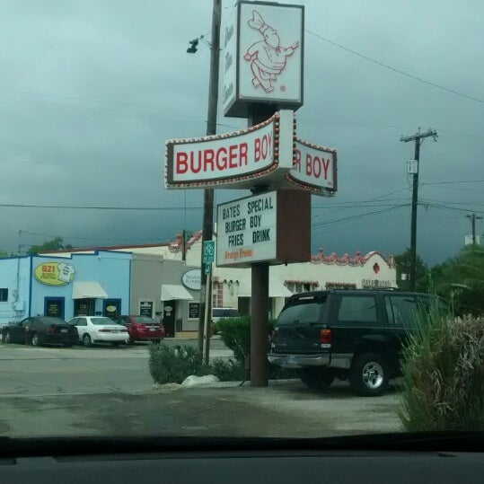 รูปภาพถ่ายที่ Burger Boy โดย Jeremiah M. เมื่อ 7/18/2014