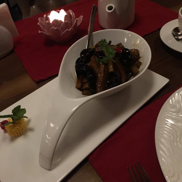 Интерьер, обслуживание, кухня-все на высоте. Китайский оазис на Кутузовском 🇨🇳Очень вкусные баклажаны на воке , говядина, куриные шарики в кисло-сладком соусе.  5 из 5✅