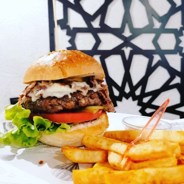 Бургерная в риге. Стрит бургер. Бургер стритс чизбургер. Чизбургер. Стрит бургер.