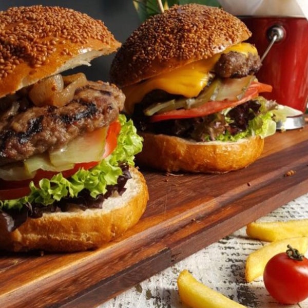 Стрит бургер. Бургер стрит в магазинах. Чизбургер с говядиной. Сербский бургер нижний новгород. Чизбургер с мраморной говядиной.