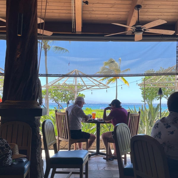 รูปภาพถ่ายที่ Duke&#39;s Beach House โดย Kadi B. เมื่อ 6/11/2021