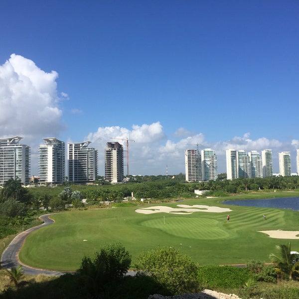 Das Foto wurde bei Puerto Cancún Golf Club von Diعgo M. am 12/3/2016 aufgenommen