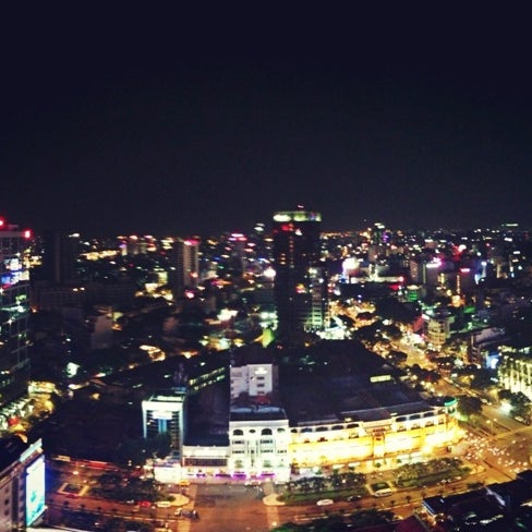 7/1/2013 tarihinde shogo h.ziyaretçi tarafından Level23 Sheraton Saigon - Nightspot &amp; Wine Bar'de çekilen fotoğraf