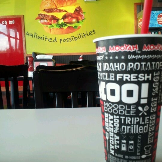 10/3/2012에 Jay T.님이 MOOYAH Burgers, Fries &amp; Shakes에서 찍은 사진