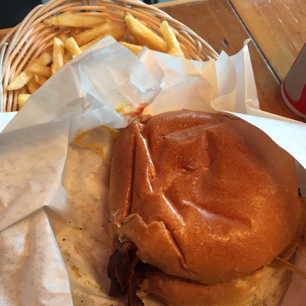 Снимок сделан в Tommi&#39;s Burger Joint пользователем Nina N. 5/10/2018