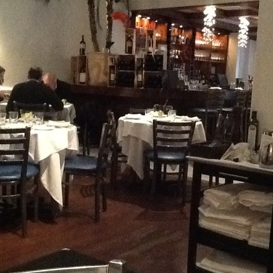 รูปภาพถ่ายที่ Marcony Restaurant โดย gary เมื่อ 3/1/2012