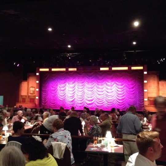 Снимок сделан в Broadway Palm Dinner Theatre пользователем Jamie B. 5/6/2012
