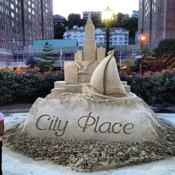 รูปภาพถ่ายที่ City Place โดย Jun H. เมื่อ 7/23/2012