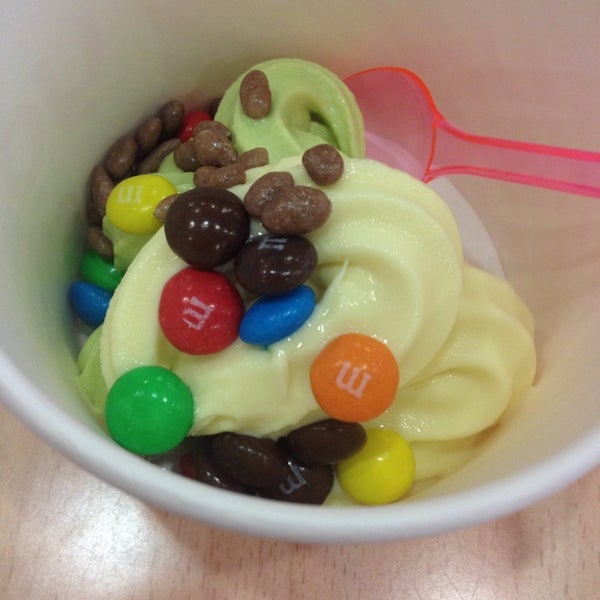Foto tirada no(a) YoYo Frozen Yoghurt por Marina Y. em 10/4/2014