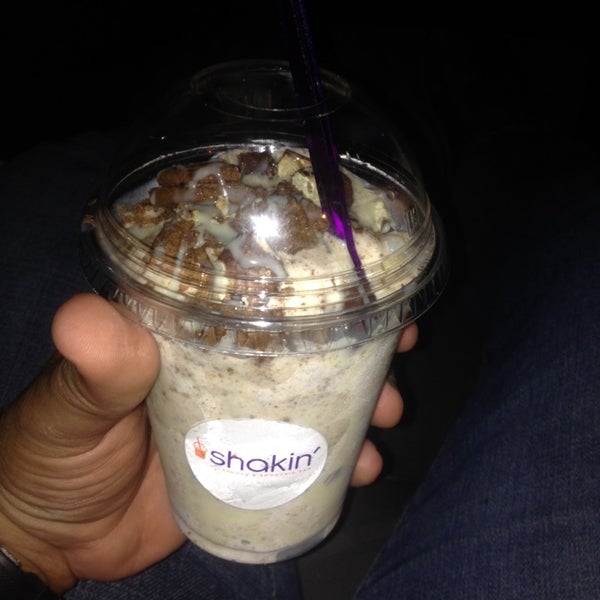 Снимок сделан в Shakin&#39; Milkshake and Smoothie Bar пользователем Rafael G. 7/29/2014