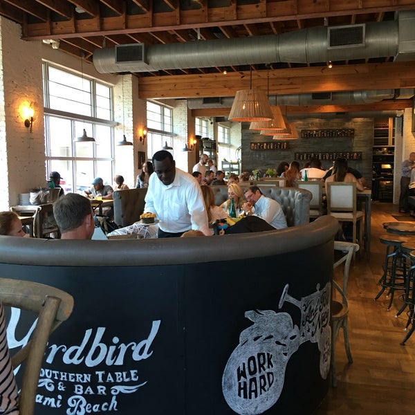 Foto scattata a Yardbird Southern Table &amp; Bar da Tiffany il 6/2/2016