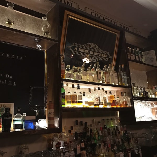 12/30/2016 tarihinde Zeke F.ziyaretçi tarafından Oliveria Cocktail Bar'de çekilen fotoğraf